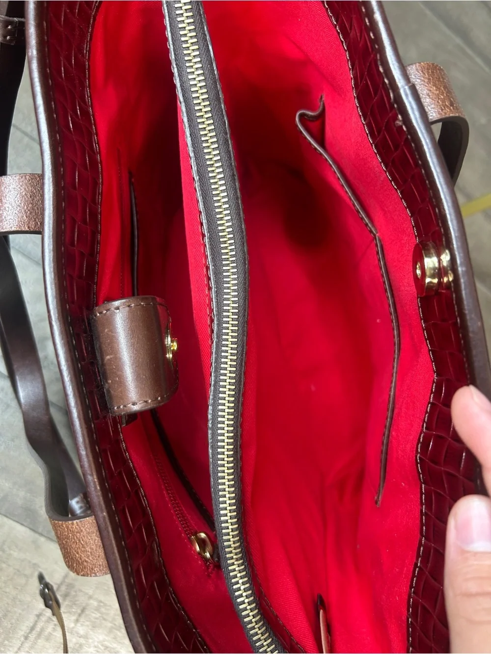 Dooney & Bourke item description